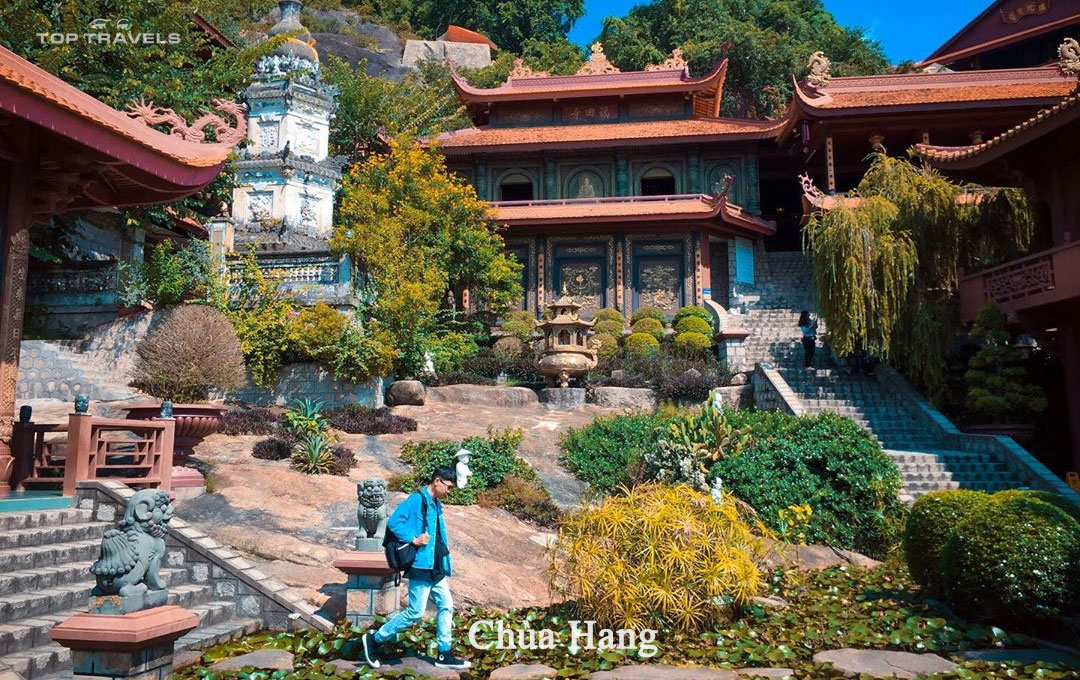 Khách của Top Travels chụp hình tại Chùa Hang Châu Đốc