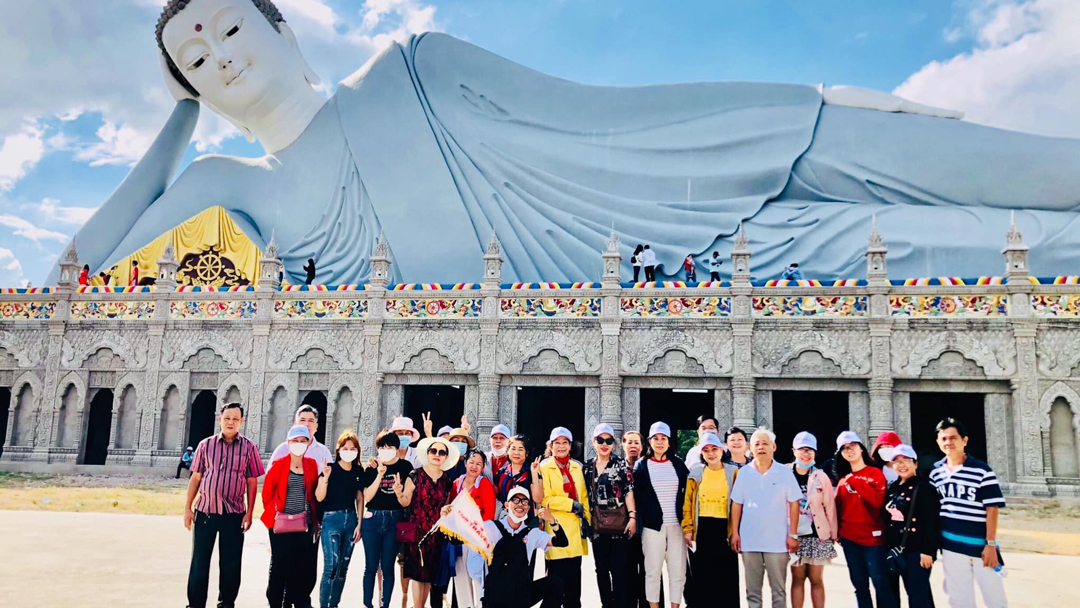 Khách đoàn của Top Travels chụp check in tại Chùa Sa Rong