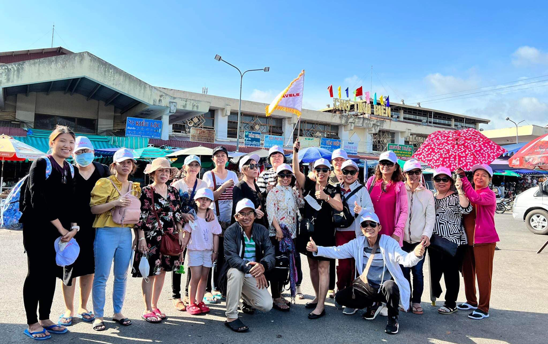 Đoàn khách của Top Travels chụp hình tại Chợ Tịnh Biên