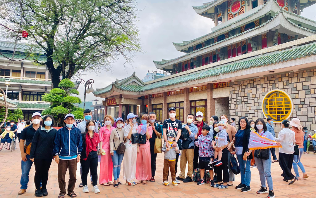 Đoàn khách của Top Travels chụp hình tại Miếu bà Chúa Xứ Châu Đốc