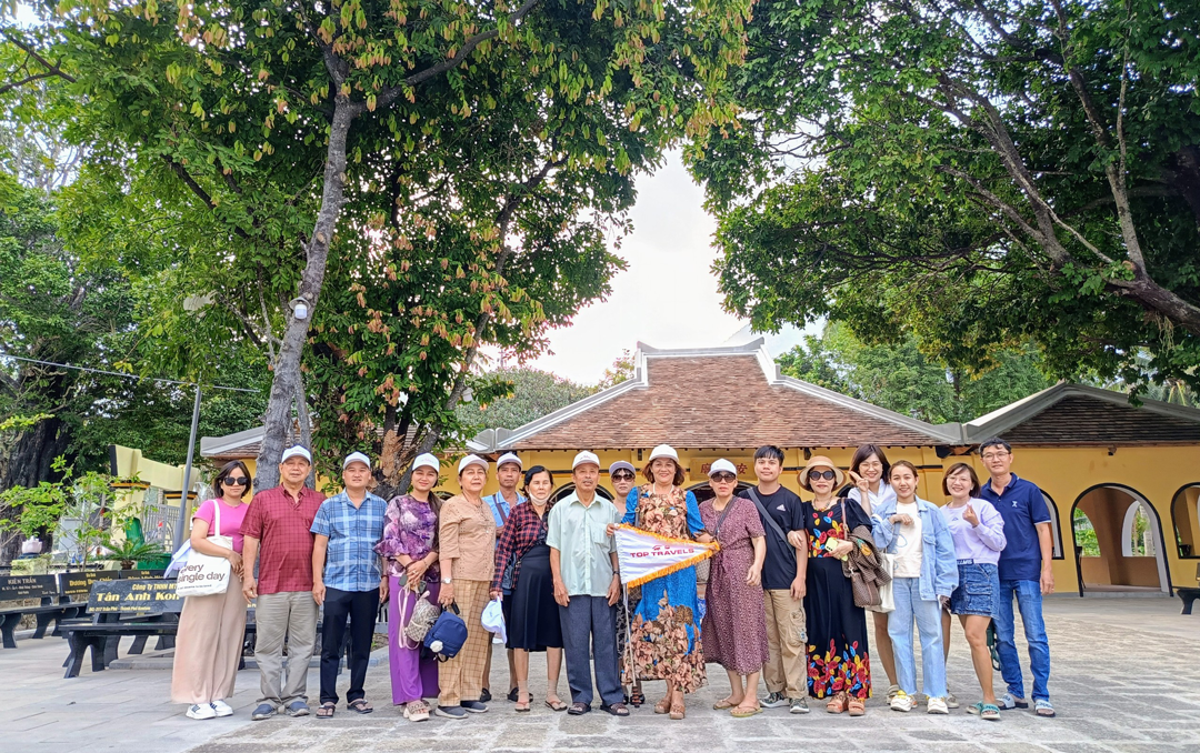 Khách đoàn của Top Travels chụp ảnh tại Miếu Bà Phi Yến