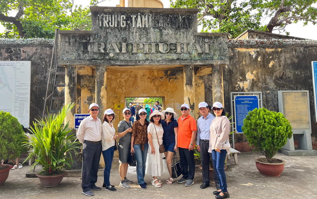 Khách đoàn của Top Travels chụp ảnh tại Trại Giam Phú Hải Côn Đảo