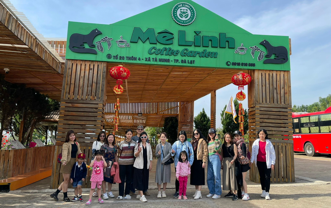 Đoàn khách của Top Travels chụp ảnh tại Mê Linh Coffee Garden