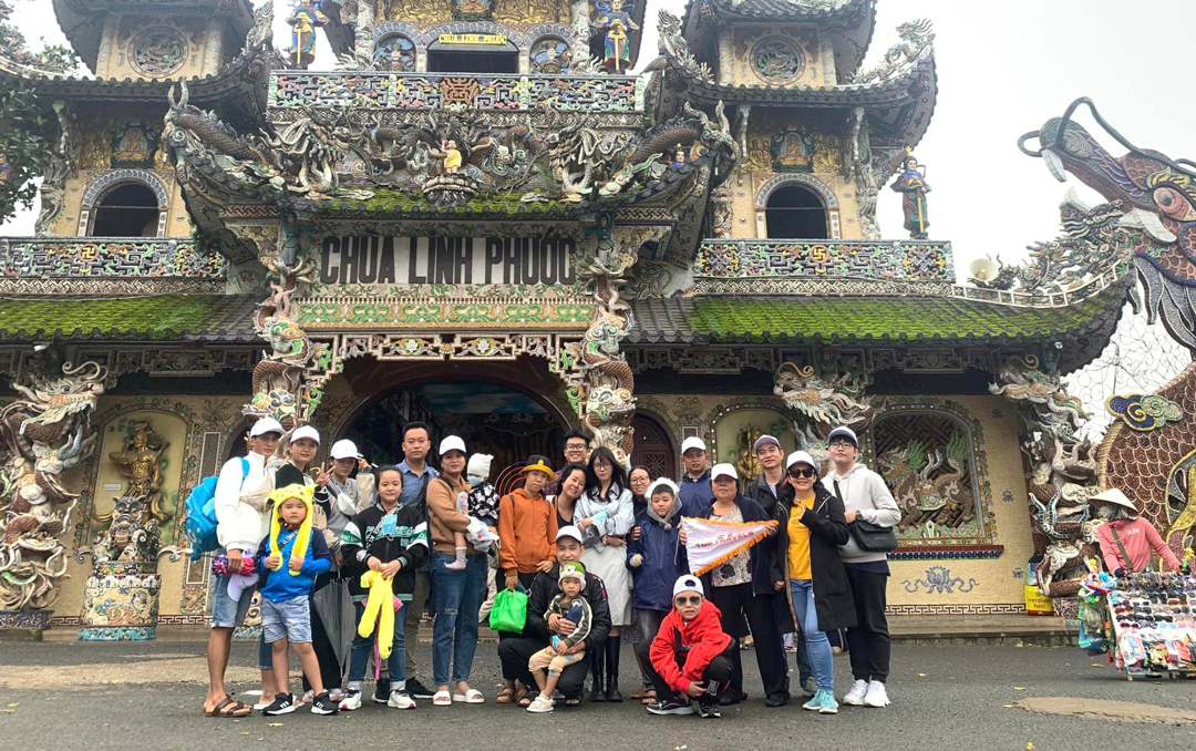 Khách đoàn của Top Travels chụp ảnh tại Chùa Linh Phước
