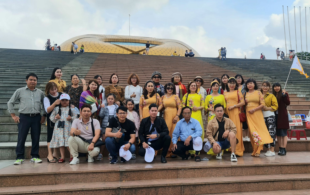 Đoàn khách của Top Travels chụp ảnh tại Quảng Trường Đà Lạt