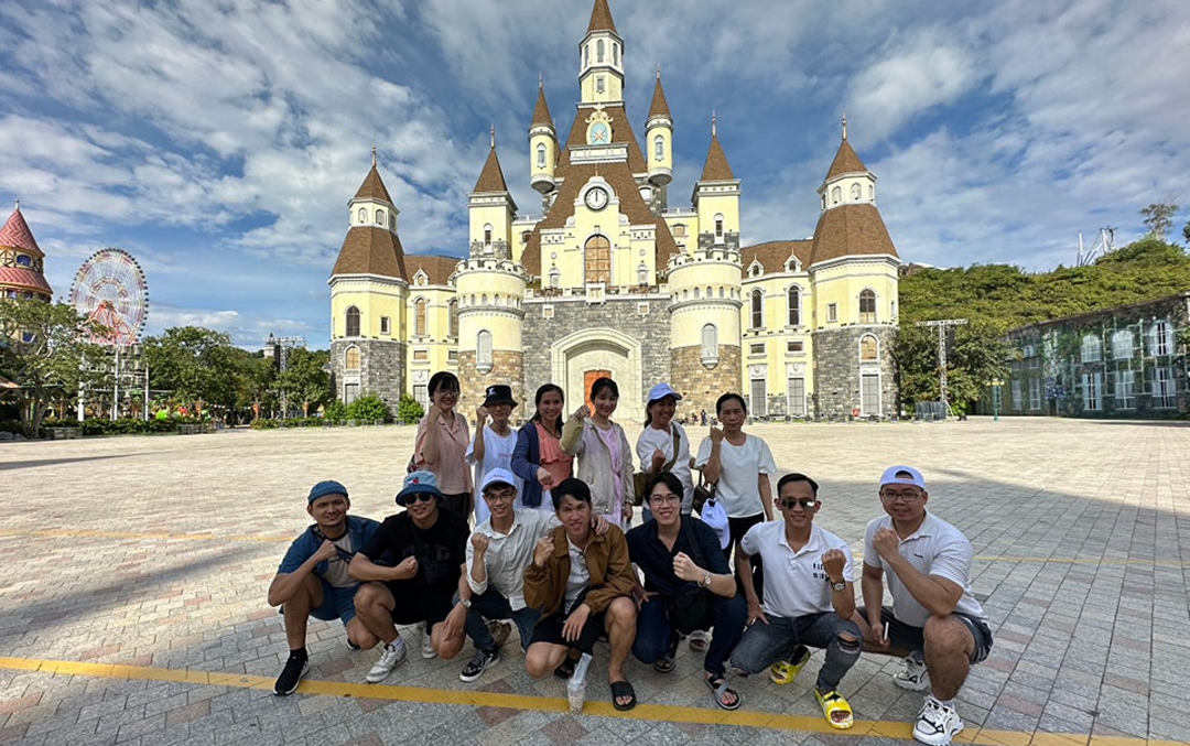 Đoàn khách của Top Travels chụp ảnh tại Vinpearl Harbour Nha Trang