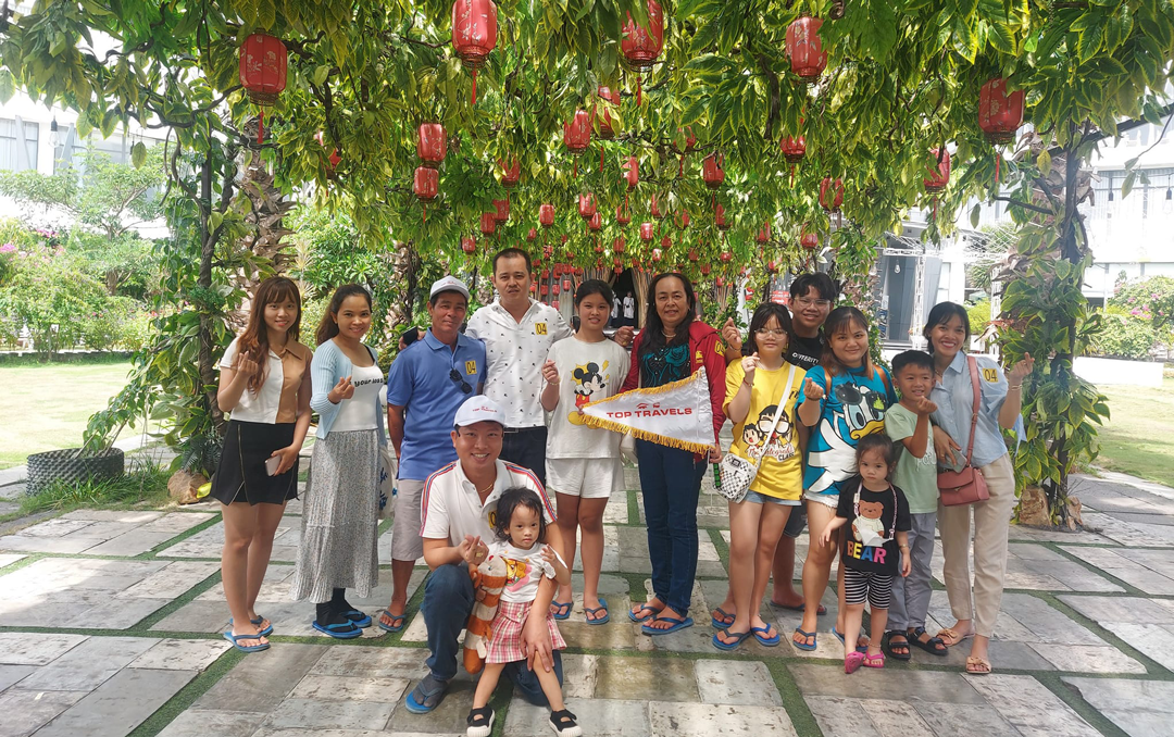 Khách đoàn của Top Travels chụp ảnh tại Lang Yến Mai Sinh