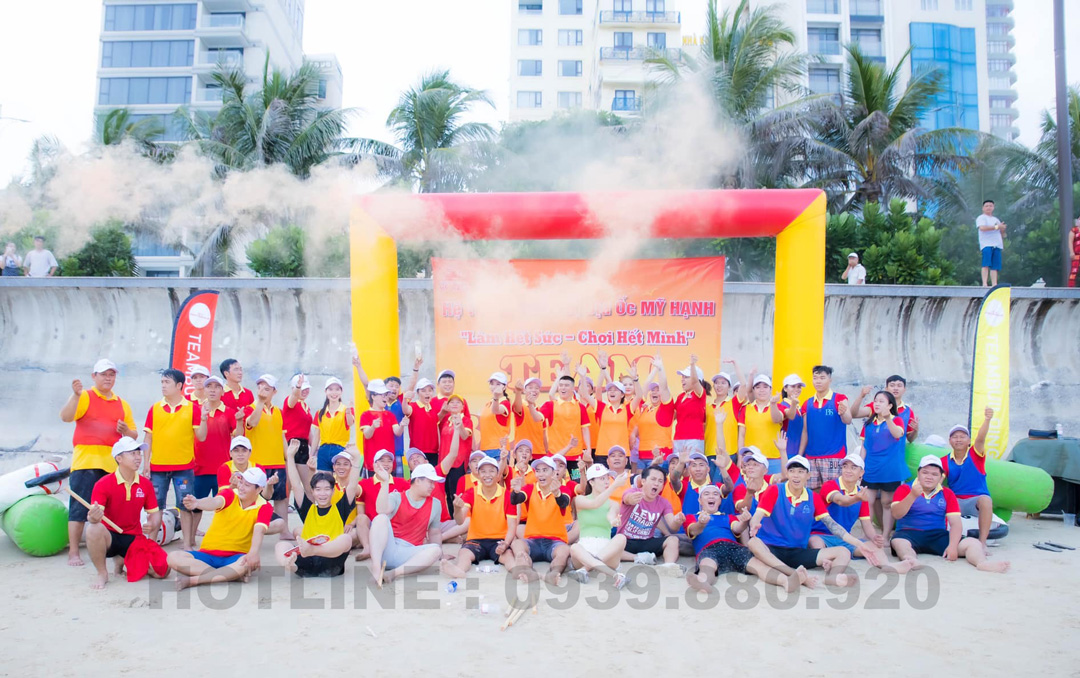 Đoàn khách của Top Travels chụp ảnh khi chơi Team Building ở Vũng Tàu