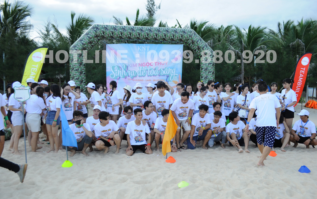 Đoàn khách của Top Travels chụp ảnh khi chơi Team Building ở Lagi