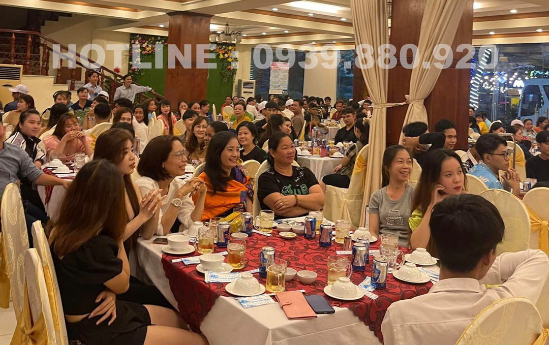 Đoàn khách của Top Travels chụp ảnh khi ăn tiệc Gala Dinner tại Vũng Tàu