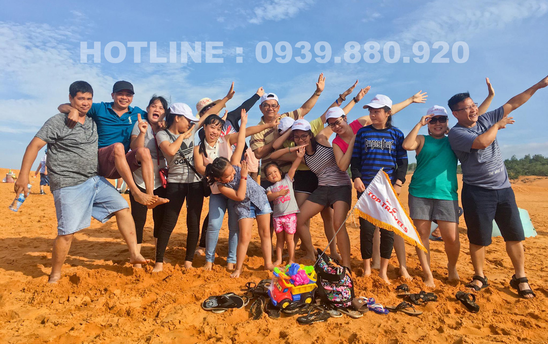 Đoàn khách của Top Travels chụp ảnh tại Đồi Cát Bay ở Phan Thiết